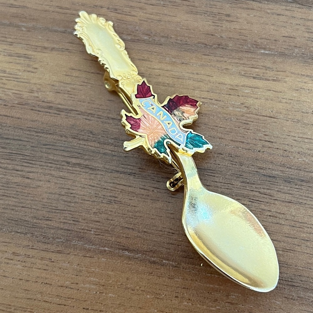 VINTAGE Brooch Pin Spoon Gold Tone Metal Canada Maple Leaf Souvenir Canadiana